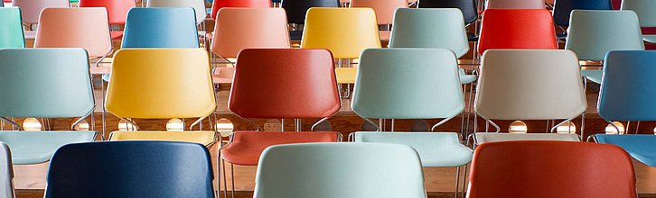 Bunte Stühle in einem Veranstaltungsraum