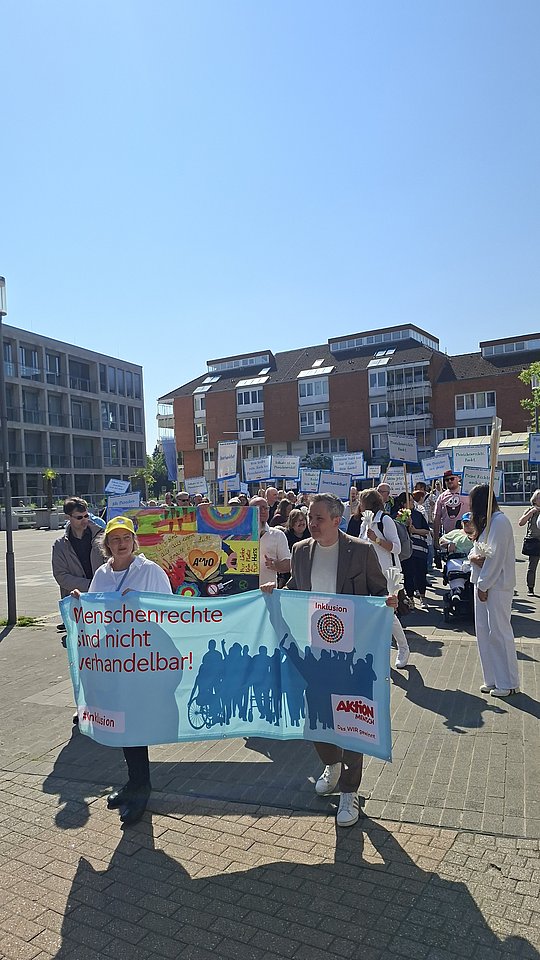 Demozug mit Protesttag-Banner.